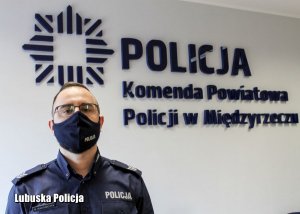policjant w maseczce z tyłu na ścianie widoczny napis: Komenda Powiatowa Policji w Międzyrzeczu