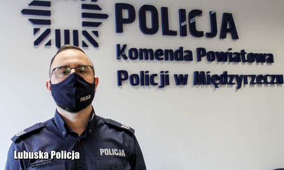 policjant w maseczce z tyłu na ścianie widoczny napis: Komenda Powiatowa Policji w Międzyrzeczu