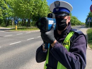 policjant z miernikiem prędkości