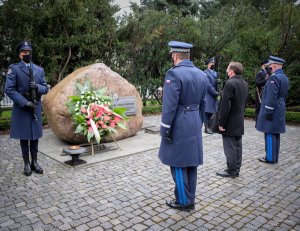 minister spraw wewnętrznych i administracji, komendant główny policji i jego zastępca przed obeliskiem