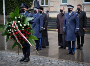 komendant główny policji i jego zastępca oraz kapelani policyjni przed obeliskiem