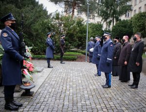 komendant główny policji i jego zastępca oraz kapelani policyjni przed obeliskiem