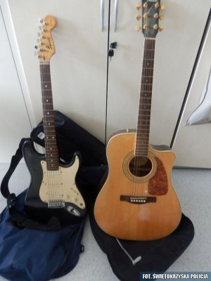 odzyskane przez policjantów dwie gitary