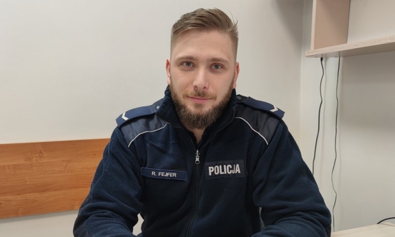 policjant siedzi przy biurku