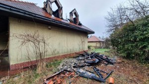 niezamieszkały budynek mieszkalny po spaleniu konstrukcji dachu