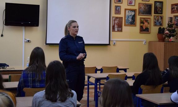 policjantka w szkole z uczniami podczas lekcji