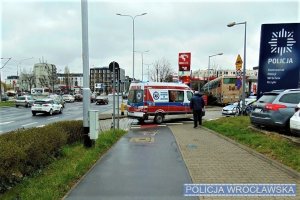 Na miejscu zdarzenia drogowego radiowóz i karetka