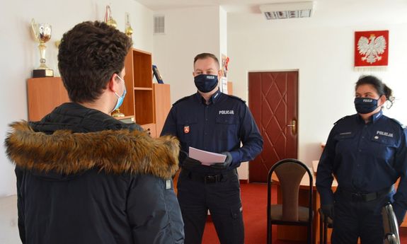 komendant, wspólnie z Panią Naczelnik dziękują obywatelowi