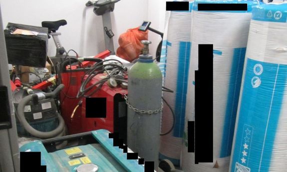 na zdjęciu widać zabezpieczone elektronarzędzia i materiały budowlane
