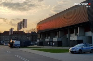 Na zdjęciu widoczne dwa radiowozy zaparkowane obok Stadiony w Tychach