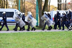 Umundurowani policjanci podczas zabezpieczenia