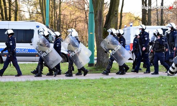 Umundurowani policjanci podczas zabezpieczenia