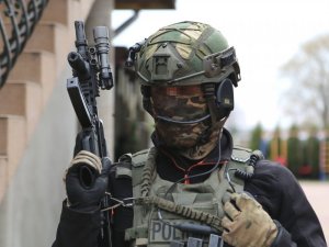 policjant z Samodzielnego Pododdziału Kontrterrorystycznego Policji KSP z bronią w ręku