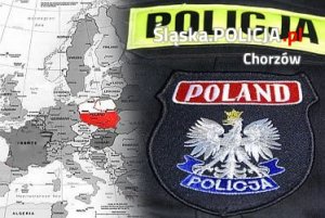Z lewej strony fragment czarno - białej mapy świata z zaznaczonym biało czerwonym konturem Polski, z prawej strony fragment rękawa policyjnego munduru, u góry żółta opaska z czarnym napisem Policja poniżej naszywka z orłem i napisem Poland, Policja