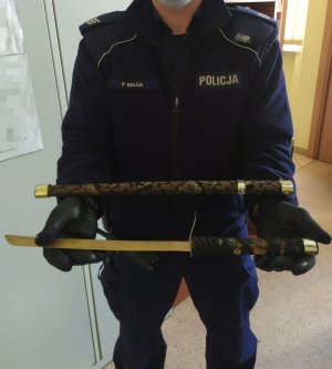 policjant prezentuje miecz
