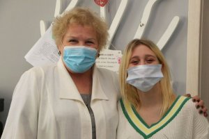 dwie kobiety w maseczkach pozują do zdjęcia: Prezes Fundacji Irena Zając i Monika Struj