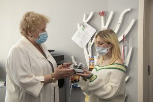 Prezes Fundacji Irena Zając przekazuje książeczkę oszczędnościową Monice Struj