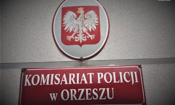 tablica na budynku Komisariat Policji w Orzeszu