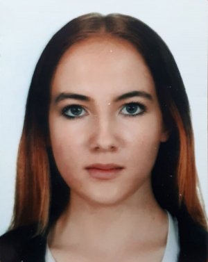 Zdjęcie przedstawia wizerunek młodej kobiety, na którym widać jej twarz
