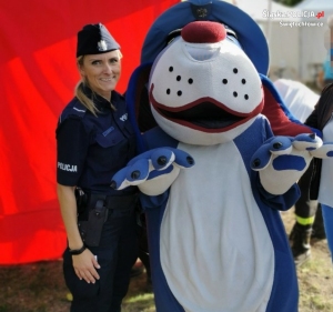 mundurowa w towarzystwie Sznupka - maskotki śląskiej policji&quot;&gt;