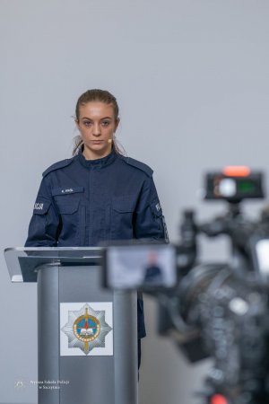 Umundurowana policjantka przed kamerą