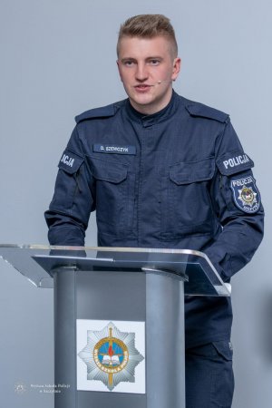 Umundurowany policjant przemawia