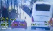 stop klatka z wideorejestratora na której widać prędkość z jaka porusza się kierowca forda mustanga: 179 km/h