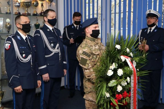 Wieniec składa zastępca Komendanta Głównego Policji nadinsp. Paweł Dobrodziej i dowódca CPKP &quot;BOA&quot; insp. Dariusz Zięba