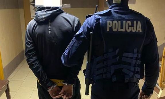 policjant prowadzi zatrzymanego mężczyznę