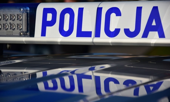 Napis: Policja na dachu radiowozu