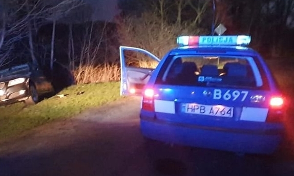 samochód z boku i radiowóz