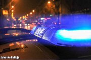 podświetlona belka z napisem Policja na dachu radiowozu