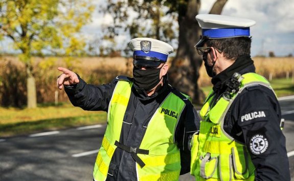 Dwaj policjanci ruchu drogowego stojący na ulicy