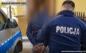 policjant prowadzi zatrzymanego mężczynę