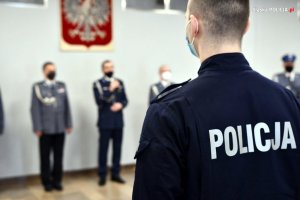 Jeden z policjantów stojących przed kadrą kierowniczą