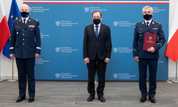 Minister Mariusz Kamiński, komendant główny policji gen. insp. Jarosław Szymczyk oraz nowy komendant wojewódzki Policji w Rzeszowie insp. Dariusz Matusiak