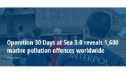 Napis w języku angielskim: Operacja 30 Dni na Morzu ujawnia 1600 przestępstw zanieczyszczenia morza na całym świecie
