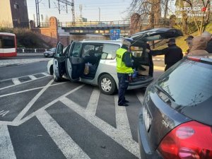 policjanci i pies do tropienia narkotyków sprawdzają kierowcę renault