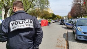 Policjanci pracują na miejscu zdarzenia - postrzelenia policjanta