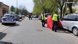 Policjanci pracują na miejscu zdarzenia - postrzelenia policjanta