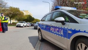 Policjanci pracują na miejscu zdarzenia - postrzelenia policjanta