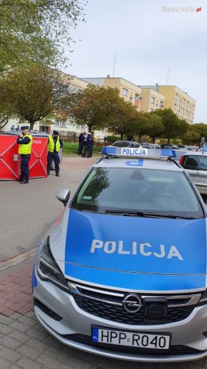 Policjanci pracują na miejscu zdarzenia - postrzelenia policjanta