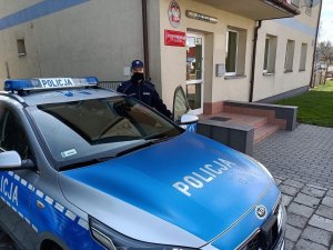 Policjant przy radiowozie