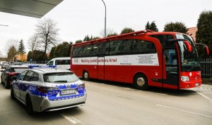 Krwiobus stojący przed Komendą Wojewódzką Policji w Krakowie