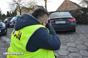 policjant fotografuje zabezpieczony pojazd&quot;&gt;