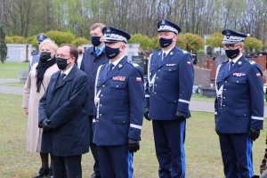 Minister Spraw Wewnętrznych i Administracji, Komendant Główny Policji, Komendant Stołeczny Policji oraz inne osoby w trakcie pogrzebu.