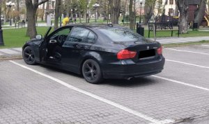 Samochód kobiety stojący na parkingu