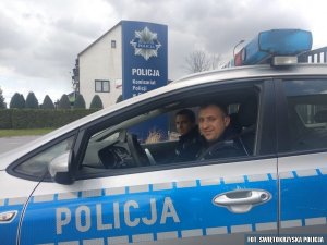 policjanci w radiowozie