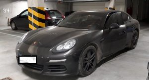 porsche stojące w garażu