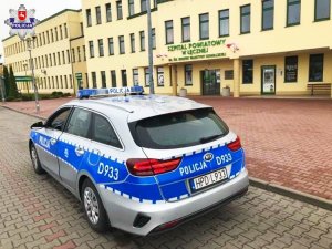 radiowóz przy szpitalu w Łęcznej